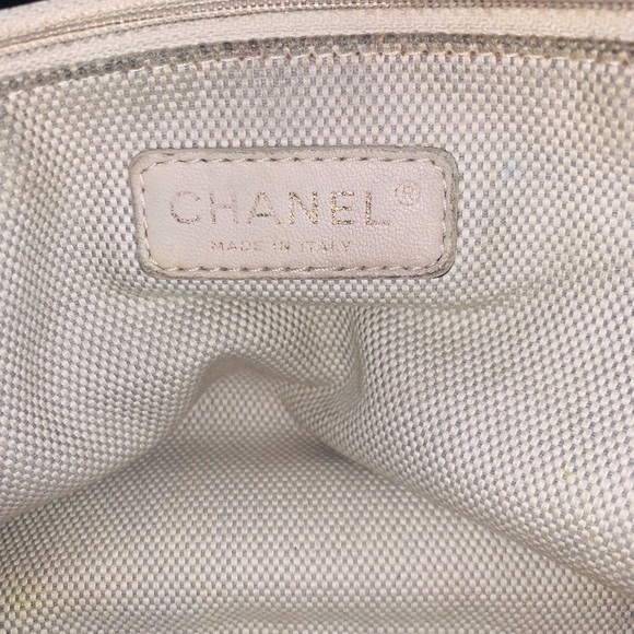 Chanel Black Quilted Leather Shoulder Bag - Picture 6 of 16